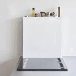 白色 TOWER 雙層調味料架放在廚房的場景圖 3