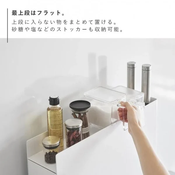 白色 TOWER 雙層調味料架放在廚房的場景圖 4