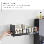 黑色《TOWER》雙層調味料架放在廚房的場景圖 3