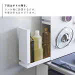 白色 TOWER 雙層調味料架放在廚房的場景圖 5