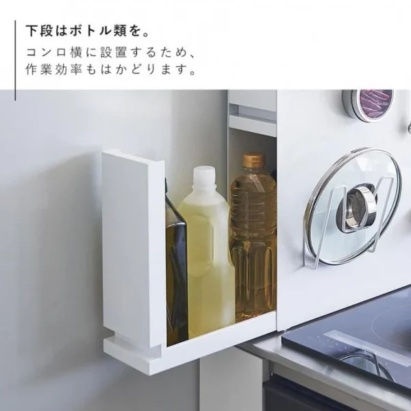 白色 TOWER 雙層調味料架放在廚房的場景圖 5