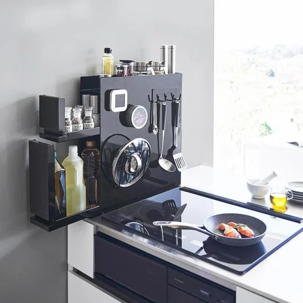 黑色《TOWER》雙層調味料架放在廚房的場景圖 2