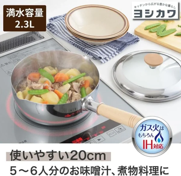 日本製 吉川 帶蓋不鏽鋼單柄鍋 18CM 放在路上煮食的場景圖