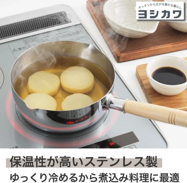 日本製 吉川 帶蓋不鏽鋼單柄鍋 18CM 放在路上煮料理的場景圖