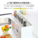川口工器 調味料收納箱 白色（含5個調味盒）頂部放着調味料的場景圖