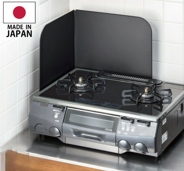 《高木金屬》L型防油板座枱爐專用款式放在爐具旁邊及印有日本製造字眼的圖片