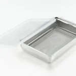 吉川不鏽鋼保鮮盒 L(大碼)，打開膠蓋子，擱放在盒邊，裏面放着瀝水籃