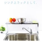 川口工器》可升降伸縮不鏽鋼層架頂部放着不同物品的正面圖