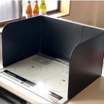 高木金屬可伸縮防油板圍在煮食爐旁邊的場景圖