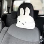 Miffy 汽車座位頸枕毛毯 白色 實際使用於汽車座椅上的產品展示照