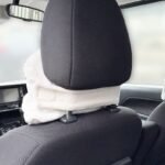 Miffy 汽車座位頸枕毛毯 白色 使用於汽車座椅時的產品背面展示照