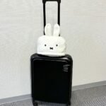 白色 Miffy 米菲汽車座位頸枕毛毯放置於行李箱頂部的產品照
