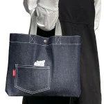 日本製 牛仔布可愛貓手挽袋挽在手裡的示範圖片