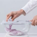 Hands using the SUNCRAFT ultra-thin slicer to slice an onion磨洋蔥的展示圖