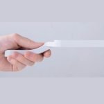 A hand holding the SUNCRAFT ultra-thin slicer, displaying its side view但就拿着指示其側面的灰色背景圖