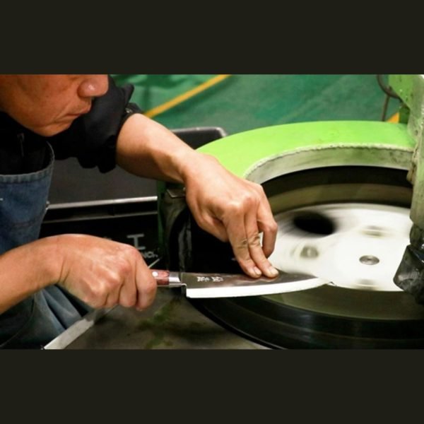 A man sharpening a knife工人磨刀的圖片