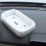 Miffy 車用儀表板置物托盤放置於汽車儀表板上的產品展示照