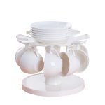 ODyTIGER CROWN 旋轉咖啡杯碟架掛滿咖啡杯及頂部放着碟子的白色背景圖