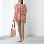 GUNZE Tuche 彈性緊身褲 米色款穿在身上的展示圖