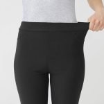 GUNZE Tuche 彈性緊身褲-單手拉開褲頭展示彈性