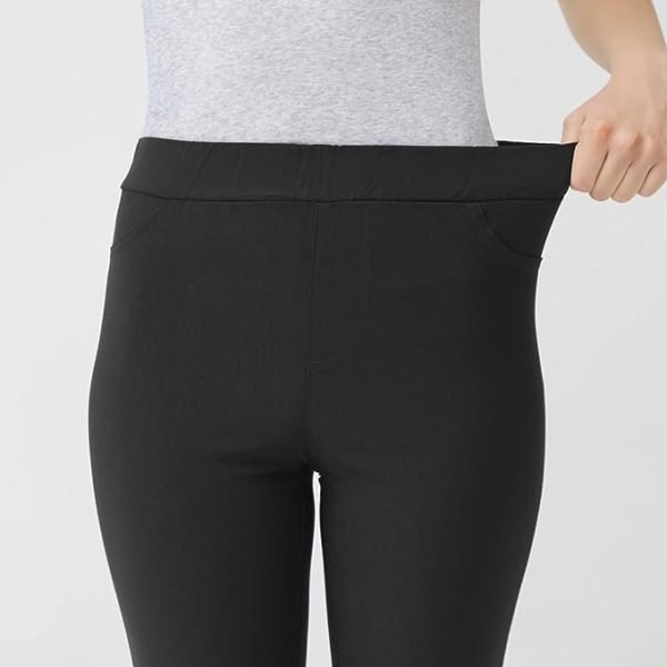 GUNZE Tuche 彈性緊身褲-單手拉開褲頭展示彈性