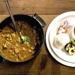 日本製 OVJECT 鑄鐵兩用深型鍋三隻食物放在木枱上,旁邊有一碟食物的俯視圖