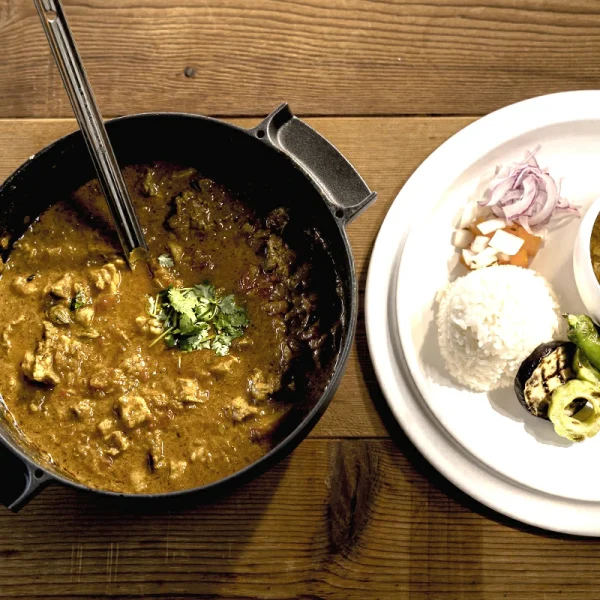 日本製 OVJECT 鑄鐵兩用深型鍋三隻食物放在木枱上,旁邊有一碟食物的俯視圖