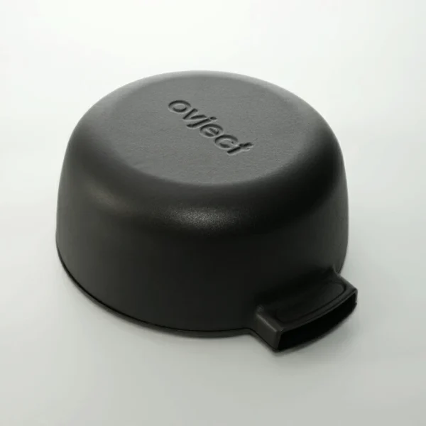 日本製 OVJECT 鑄鐵兩用深型鍋,底部的遠距離圖片,可清晰看見鍋底的logo