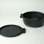 日本製 OVJECT 鑄鐵兩用深型鍋,鍋蓋放在鍋的旁邊的白色背景圖