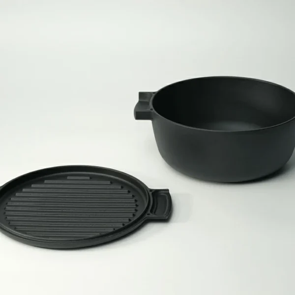 日本製 OVJECT 鑄鐵兩用深型鍋,鍋蓋放在鍋的旁邊的白色背景圖