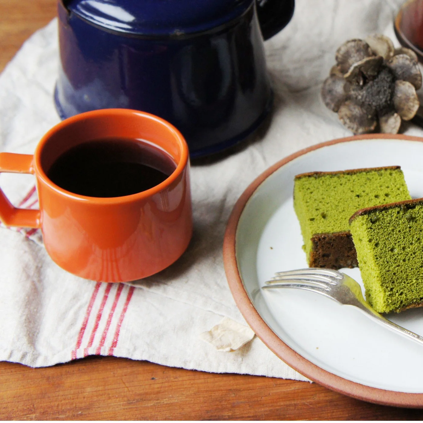 CHIPS Mug 陶瓷杯 280ml - 橙色 裝着飲料與茶點一起放在枱上