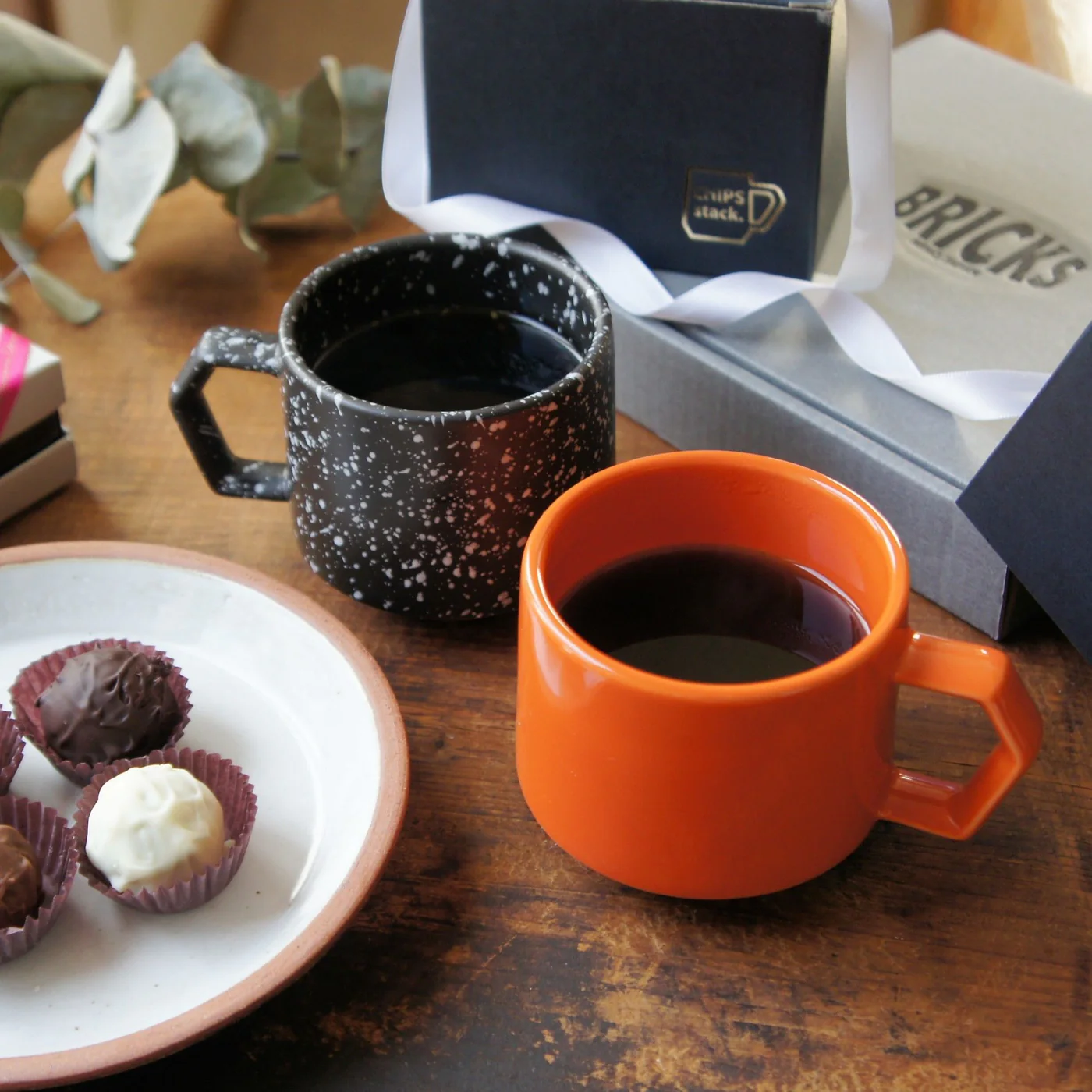 CHIPS Mug 陶瓷杯 280ml - 橙色與黑色潑墨款一起放在枱上