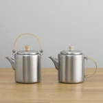 相澤工房 BP直筒茶壺 兩個不同款式茶壺平排壺嘴向左的正面圖片