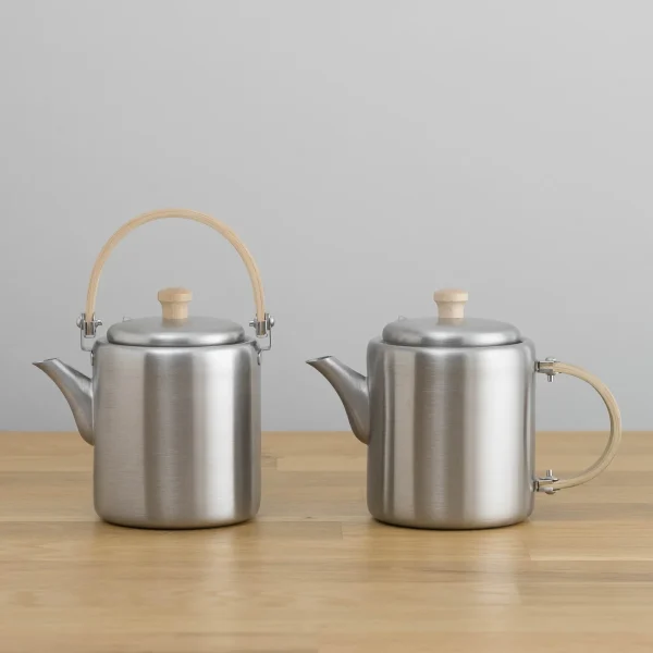 相澤工房 BP直筒茶壺 兩個不同款式茶壺平排壺嘴向左的正面圖片
