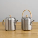 相澤工房 BP直筒茶壺 兩個不同款式茶壺平排壺嘴向右的正面圖片