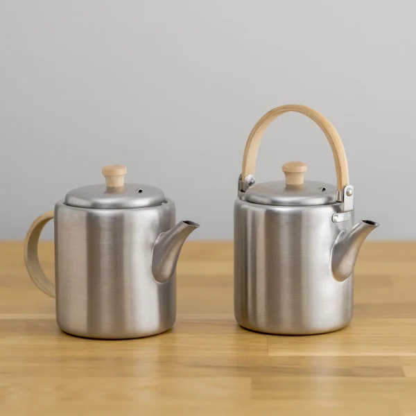 相澤工房 BP直筒茶壺 兩個不同款式茶壺平排壺嘴向右的正面圖片