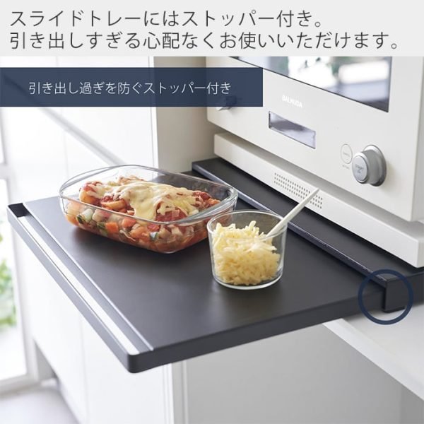 黑色款 TOWER 廚房伸縮工作枱放在廚房使用的示範圖片 2