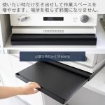 黑色款 TOWER 廚房伸縮工作枱放在廚房使用,附有可拉出層板的示範圖片