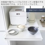 白色款 TOWER 廚房伸縮工作枱放在廚房使用的示範圖片 3