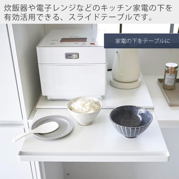 白色款 TOWER 廚房伸縮工作枱放在廚房使用的示範圖片 3