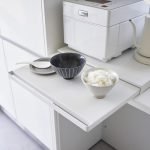 白色款 TOWER 廚房伸縮工作枱放在廚房使用的示範圖片 2