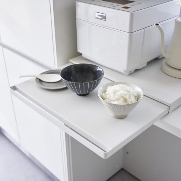 白色款 TOWER 廚房伸縮工作枱放在廚房使用的示範圖片 2