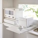 白色款 TOWER 廚房伸縮工作枱放在廚房使用的示範圖片 4