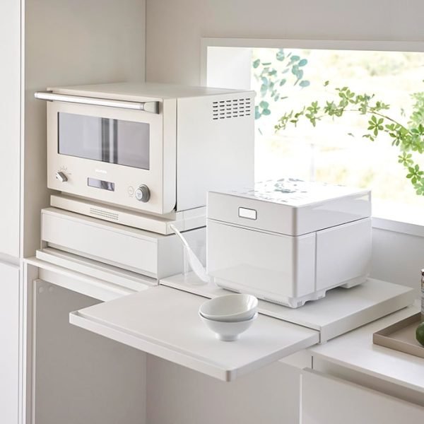 白色款 TOWER 廚房伸縮工作枱放在廚房使用的示範圖片 4