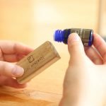 把香精油倒落KUSU HANDMADE 樟木防蟲消臭木條上