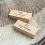 KUSU HANDMADE 樟木防蟲消臭木條- 30個裝,兩塊放在格紋的布上