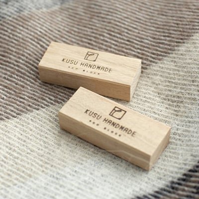 KUSU HANDMADE 樟木防蟲消臭木條- 30個裝,兩塊放在格紋的布上