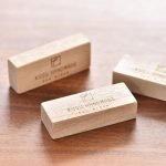 KUSU HANDMADE 樟木防蟲消臭木條- 30個裝-3放在木枱上