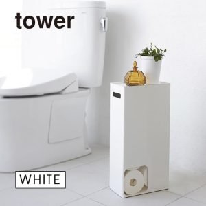 日本 TOWER 廁紙收納箱放在浴室的遠距離場景圖，清晰看見頂部放在小物件及旁邊的孔可取出廁紙的設計
