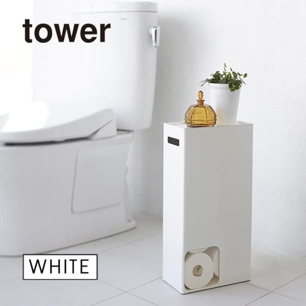 日本 TOWER 廁紙收納箱放在浴室的遠距離場景圖，清晰看見頂部放在小物件及旁邊的孔可取出廁紙的設計